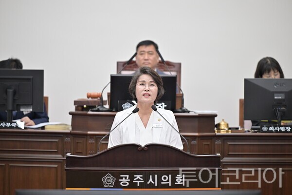 ▲임흔구(국민의힘·비례대표) 공주시의원이 4일 열린 제276회 임시회 제2차 본회의 5분 자유발언에서, 기존 5일장은 그대로 유지하면서 주말 특화장터를 함께 운영하는 '듀얼(Dual) 시스템' 도입을 공식 제안하고 있다. /사진-공주시의회