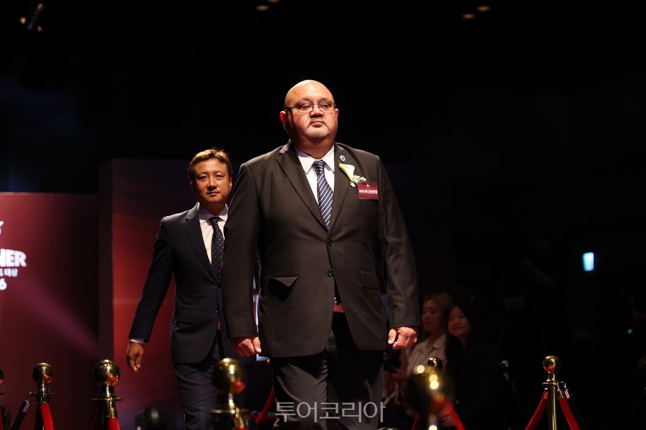 ‘2026 올해의 브랜드 대상’ 수상자인 워렌 빌라고메즈 마리아나관광청 이사회 의장, 김용남 마리아나관광청 한국사무소 대표 /사진-마리아나관광청