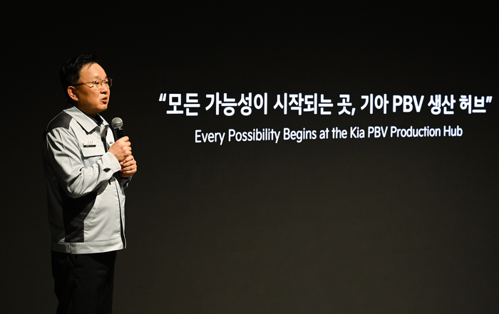 기아 PBV 생산 허브 테크 데이에서 오토랜드 화성 공장장 소득영 전무가 발표하는 모습 사진 | 기아