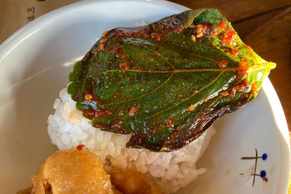 밥에 올려진 깻잎 장아찌 / 온라인 커뮤니티