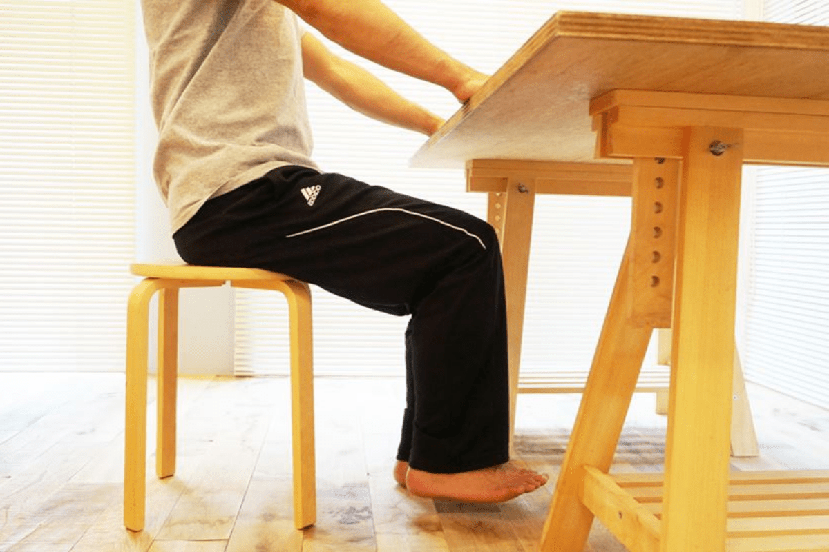의자에 앉아서 다리를 들고있다 / 온라인 커뮤니티