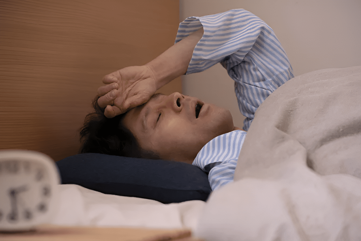 침대에서 잠을 자고있는 남성 / 온라인 커뮤니티