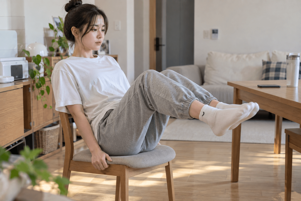 의자에 앉아서 다리를 앞으로 들고있다 / 기사 이해를 돕기 위한 AI 이미지