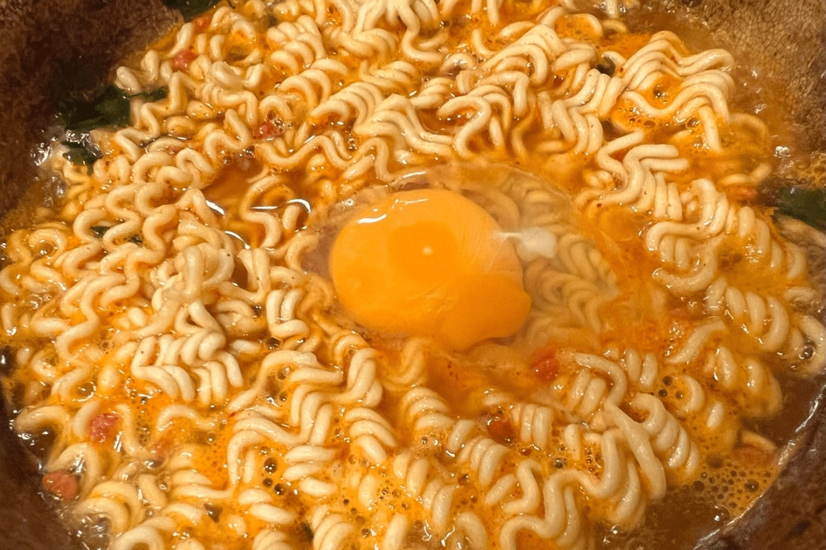 끓인 라면과 계란 / 온라인 커뮤니티