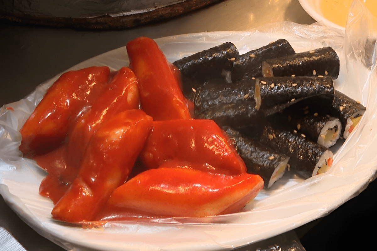 김밥과 떡볶이 세트 / 온라인 커뮤니티