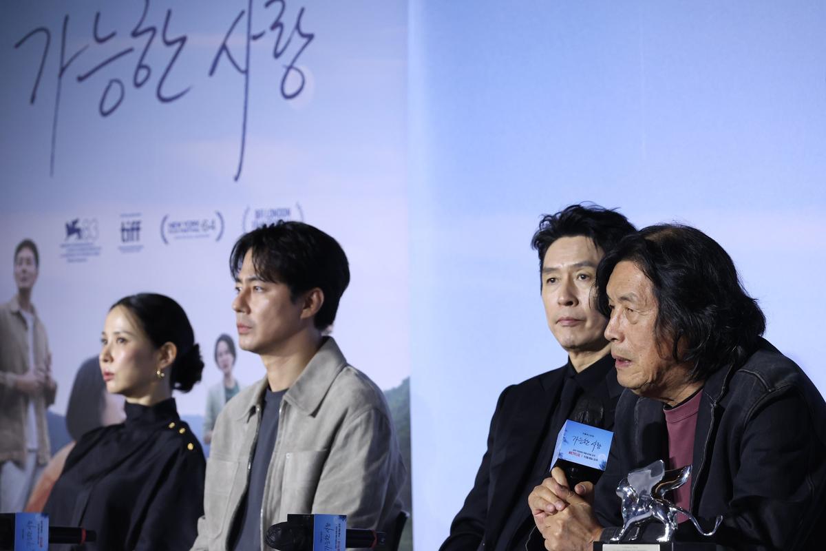 배우 조인성(왼쪽부터), 조여정, 이창동 감독, 설경구
21일 서울 용산구 CGV 용산아이파크몰에서 열린 영화 '가능한 사랑' 시사회·기자간담회