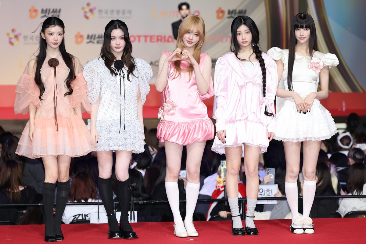 그룹 아일릿이 '2025 SBS 가요대전' 레드카펫 행사에서 포즈를 취하고 있다. 2025.12.25