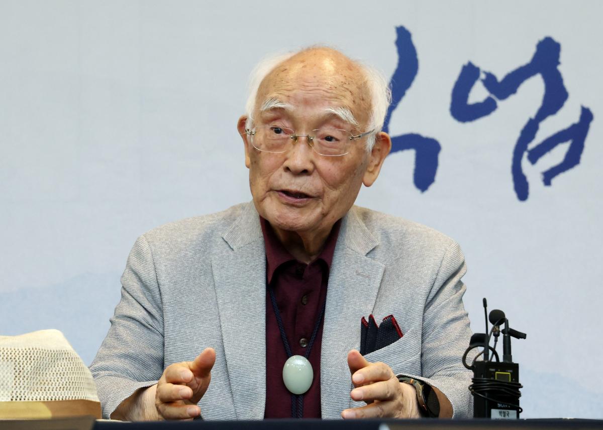 표재순 연출가 '갸, 직업이 뭐이가?' 출간 기자간담회
1988년 서울 올림픽 개회식을 연출한 표재순 연출가_프레스센터서 열린 기자간담회에서 취재진의 질문에 답하는 모