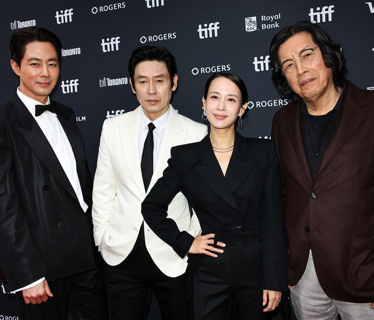 제51회 토론토국제영화제서 '가능한 사랑' 팀 [넷플릭스·셔터스톡 제공. 재판매 및 DB금지]