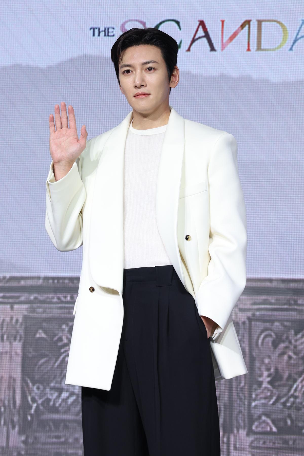 손인사하는 지창욱