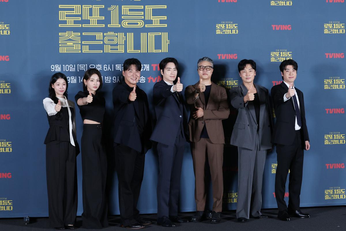 티빙 '로또 1등도 출근합니다' 제작발표회 8일 서울 용산구 CGV아이파크몰에서 열린 티빙 오리지널 '로또 1등도 출근합니다' 제작발표회. 왼쪽부터 백예인, 하율리, 오대환, 이준혁, 윤영빈 감독, 서현우, 홍진기.