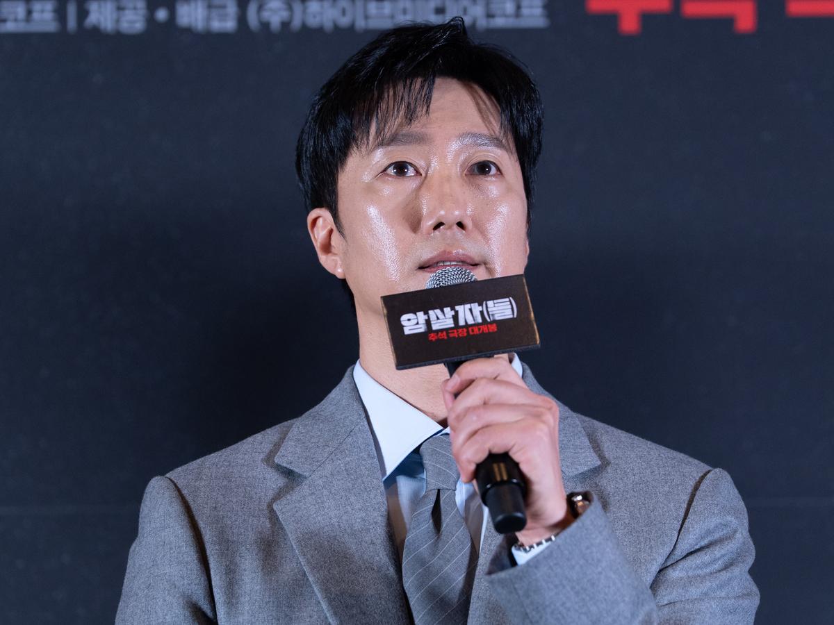 〈암살자(들)〉 기자간담회 현장의 배우 박해일 (출처=(주)하이브미디어코프)