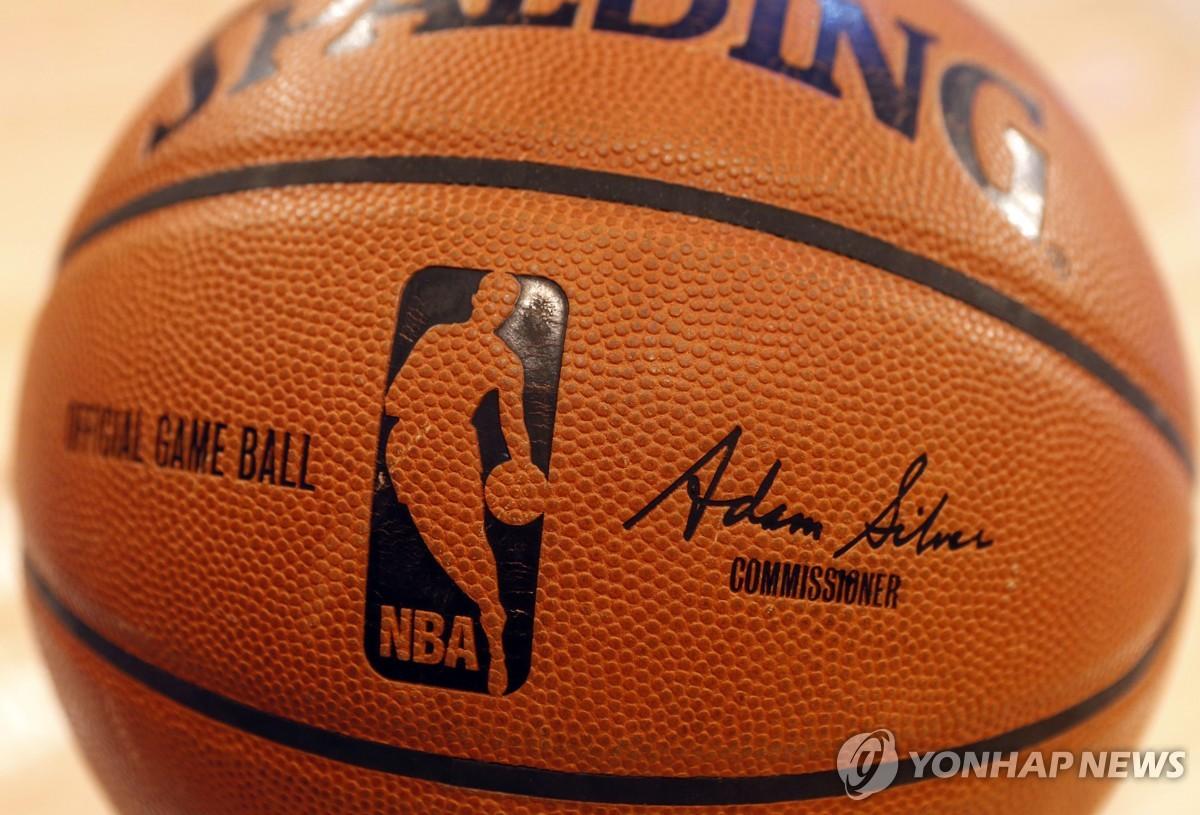 미국프로농구(NBA) 로고가 새겨진 농구공[AP=연합뉴스. 재판매 및 DB 금지]