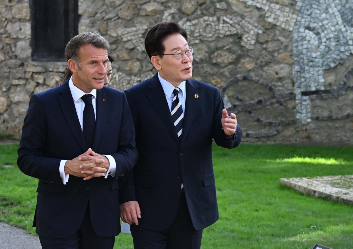 이재명 대통령과 에마뉘엘 마크롱 프랑스 대통령이 7일(현지시간) 국제 영화·영상 정상회의 '뤼미에르 서밋'이 열리는 생폴드방스 매그 재단에서 행사장으로 이동하고 있다.