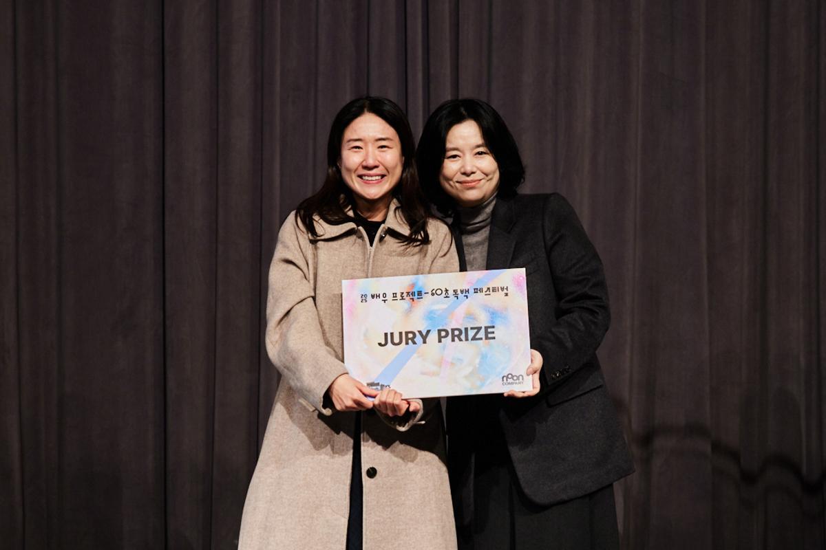 장혜진 배우가 수상자와 기념 사진을 찍고 있다.