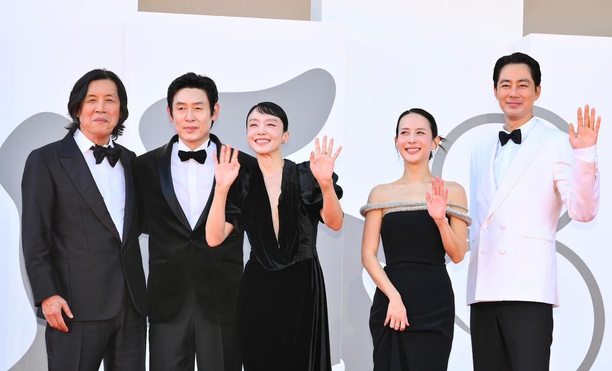 베네치아영화제 '가능한 사랑' 월드프리미어(최초 상영) 레드카펫 선 이창동 감독과 배우들 [EPA=연합뉴스. 재판매 및 DB 금지]