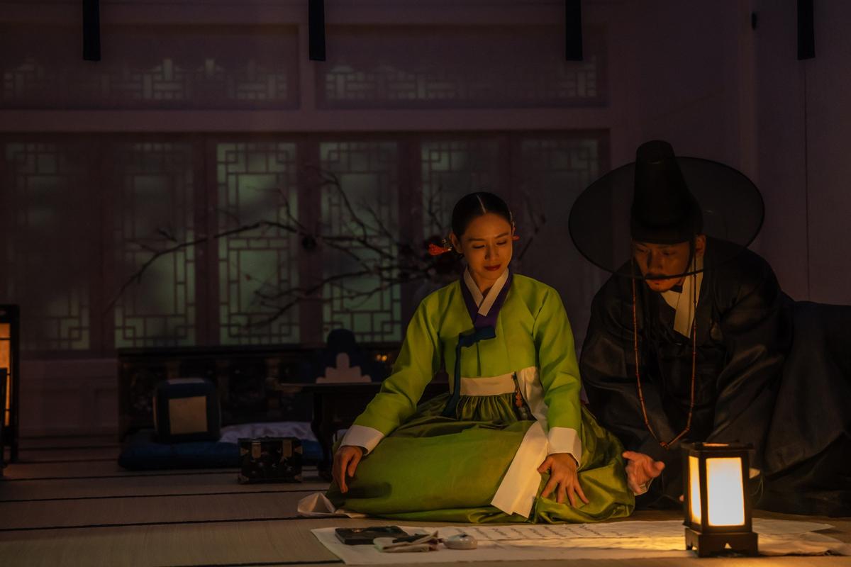 ‘스캔들’ 프로덕션 스틸 공개! 조선 북촌의 화려한 미장센과 매혹적인 의상, 공간 디자인까지!