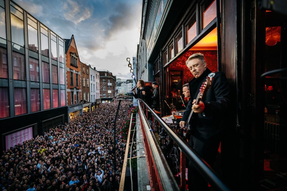 U2 50주년, 9년의 침묵 깼다…신보 '카르나발 데 루스' 발매