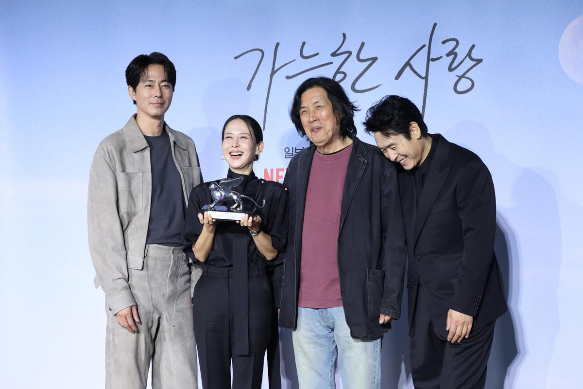 배우 조인성(왼쪽부터), 조여정, 이창동 감독, 설경구
21일 서울 용산구 CGV 용산아이파크몰에서 열린 영화 '가능한 사랑' 시사회·기자간담회
조여정이 베니스국제영화제 '은사자상'트로피를 들고 환한 미소