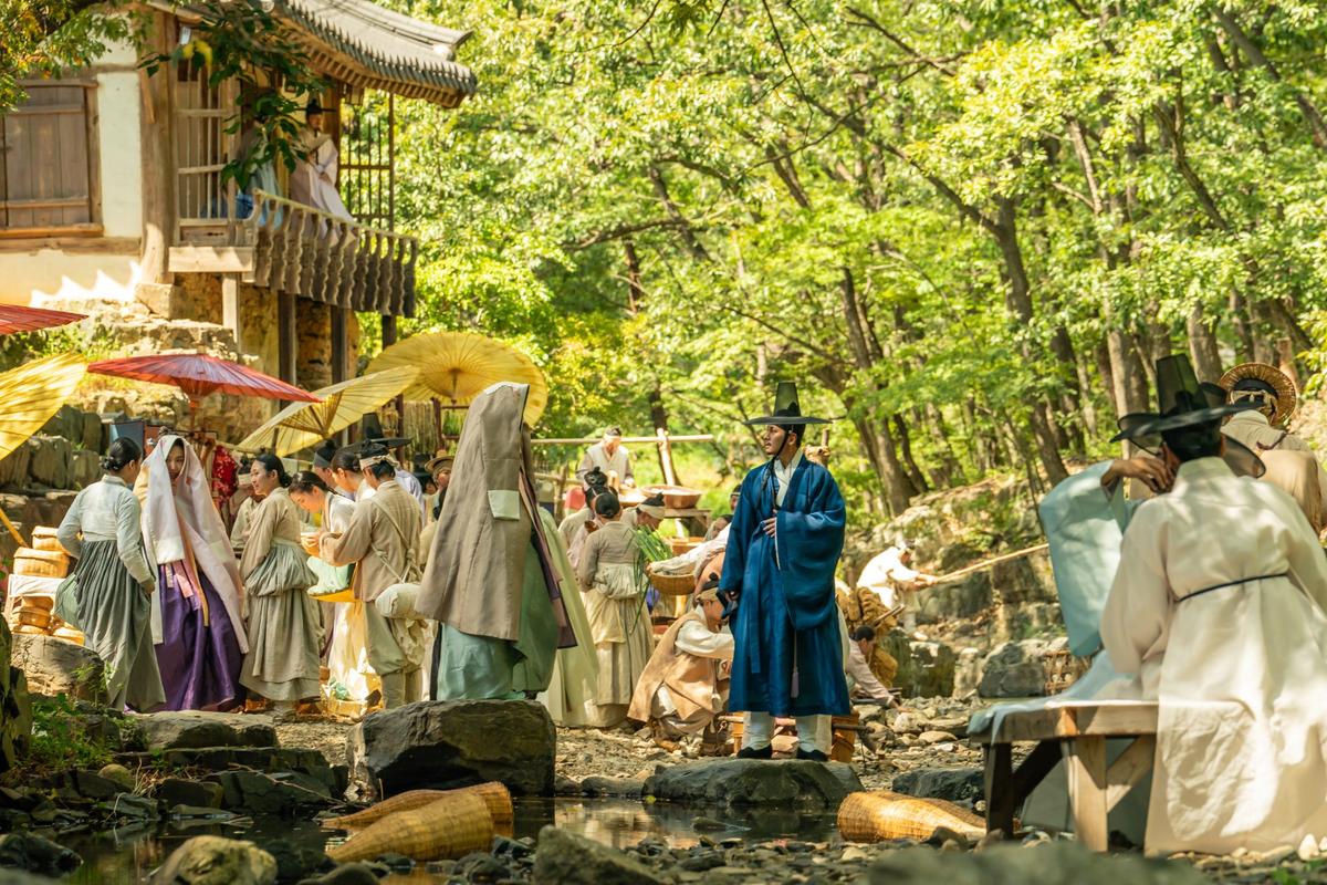 ‘스캔들’ 프로덕션 스틸 공개! 조선 북촌의 화려한 미장센과 매혹적인 의상, 공간 디자인까지!