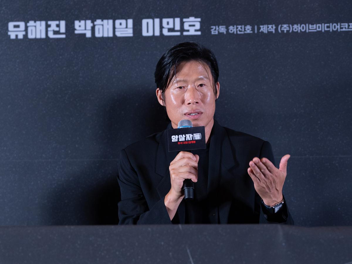 〈암살자(들)〉 기자간담회 현장의 배우 유해진 (출처=(주)하이브미디어코프)