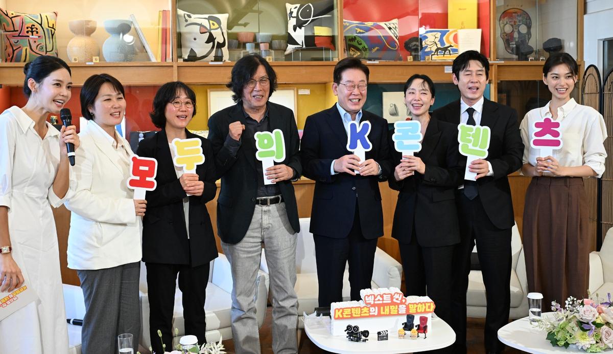 이재명 대통령이 7일(현지시간) 프랑스 남부 생폴드방스 마그 재단에서 국제 영화·영상 정상회의 '뤼미에르 서밋' 개막식 후 열린 영화인과의 대화에서 손팻말을 들고 기념촬영을 하고 있다.
이번 행사는 서밋에 초청받은 한국 감독 및 배우들과의 간담회다. 오른쪽부터 김도연, 설경구, 전도연 배우, 이 대통령, 이창동, 정주리 감독, 김민영 넷플릭스 아시아태평양 지역 콘텐츠 총괄 부사장, 안현모 사회자. (생폴드방스[프랑스]=연합뉴스)