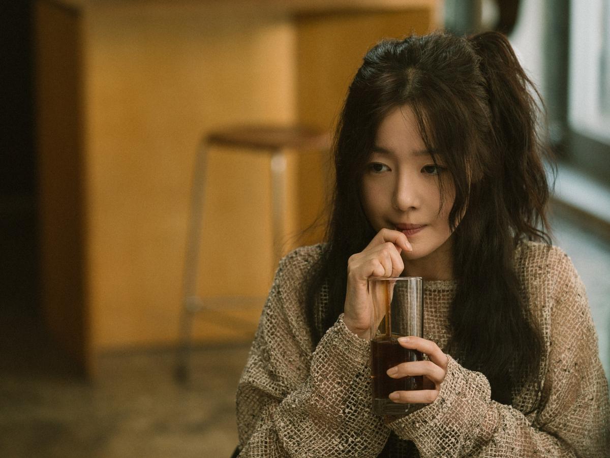 ‘낮과 밤은 서로에게’ 1차 보도 스틸 공개! 커피향 가득, 독보적 무드의 에스테틱!