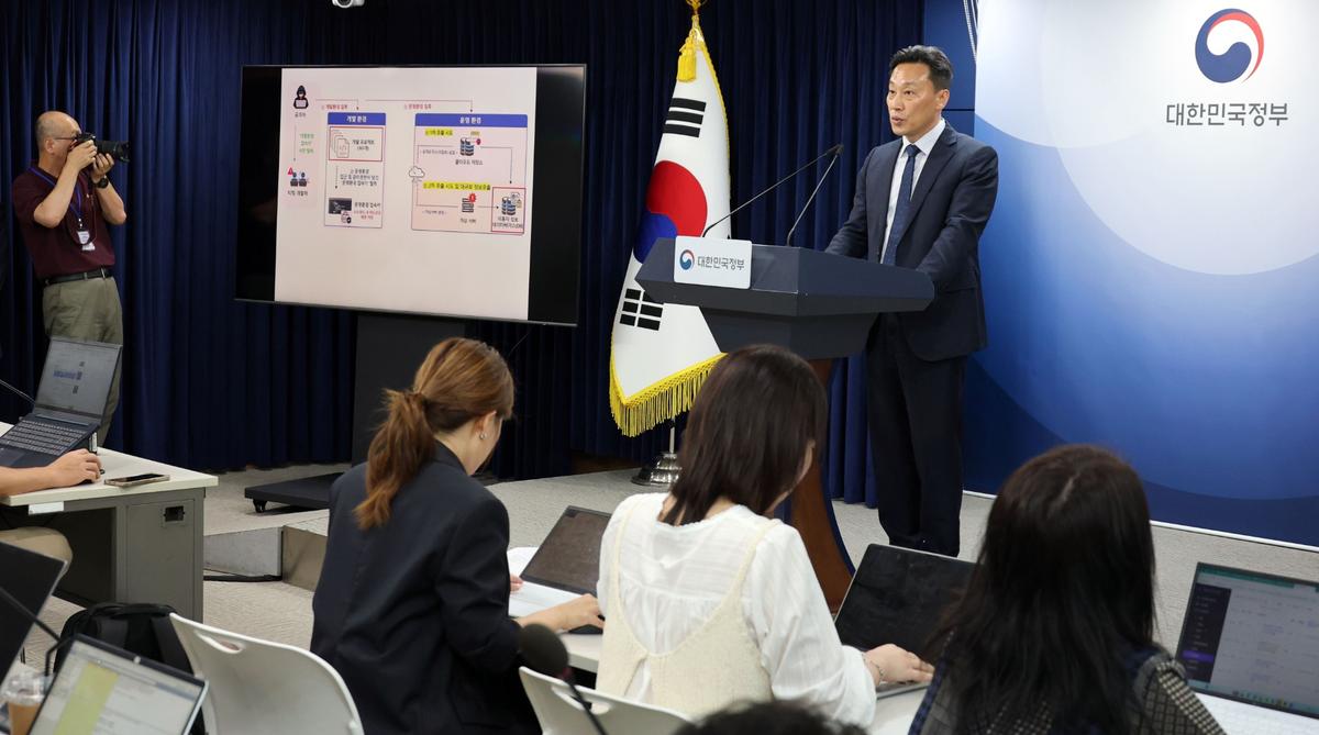 티빙 3천954만 계정 왜 털렸나…접속키 관리 부실이 화근
온라인동영상서비스(OTT) 플랫폼 '티빙'에서 소스 코드가 포함된 기술 자산 361건과 이용자 계정 약 3천954만 개가 유출된 것으로 확인. 과학기술정보통신부는 3일 정부서울청사에서 민관합동조사단의 티빙 침해사고 조사 결과를 이같이 발표. 3일 정부서울청사에서 임정규 과기정통부 정보보호네트워크정책관이 조사 결과를 발표하고 있다. 2026.9.3