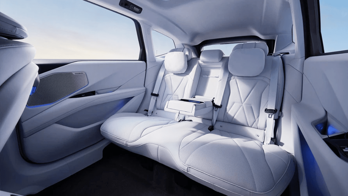 BMW iX3 롱휠베이스 실내 / 사진=BMW