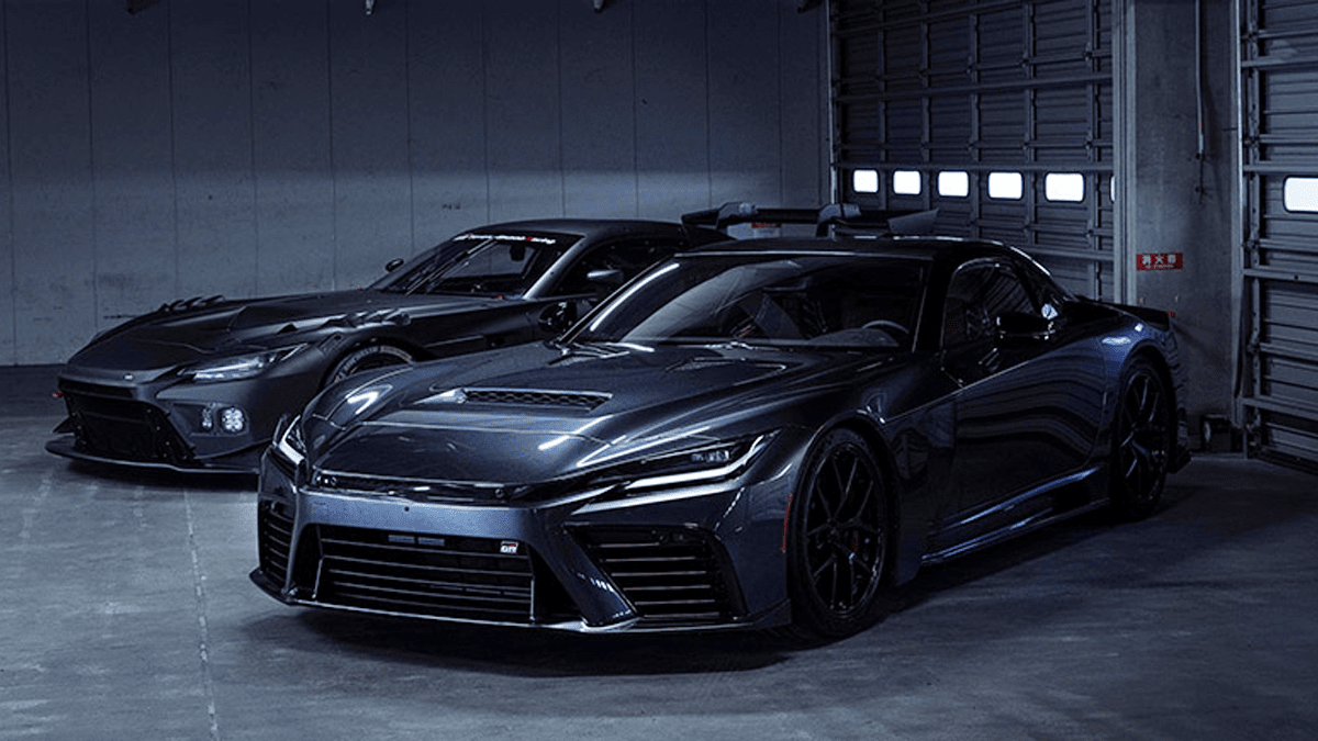 몬터레이 카 위크 현장에 전시된 GR GT(앞)와 GR GT3(뒤)