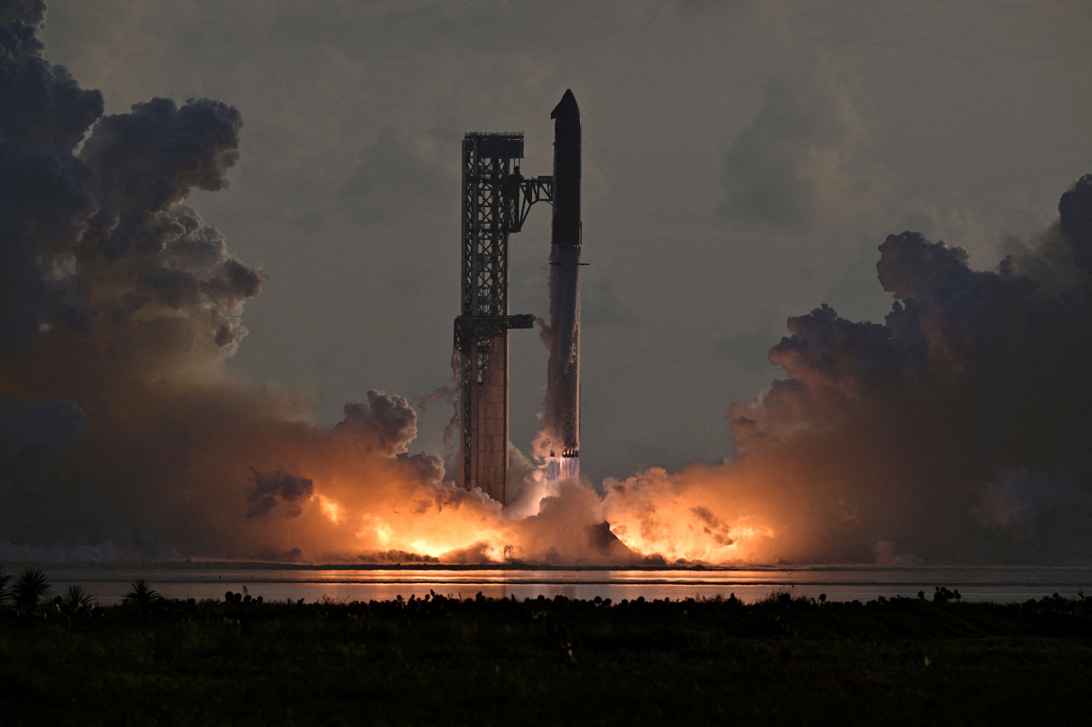 從美國南部德州州基地設施以助推器升空的大型太空船「Starship」