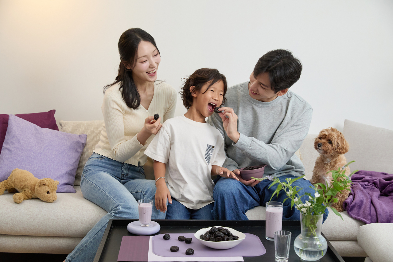 가족이 함께 푸룬 간식을 먹고 있다. 푸룬은 그대로 먹거나 요거트·오트밀 등에 곁들여 즐길 수 있다. [사진=캘리포니아푸룬협회 제공]