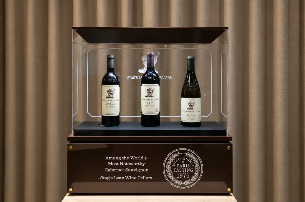 아영FBC가 미국 스택스 립 와인 셀라(Stag’s Leap Wine Cellars)의 ‘파리의 심판(Judgment of Paris)’ 50주년을 기념해 대표 와인 3종(사진)을 국내에 출시했다. [아영FBC 제공]
