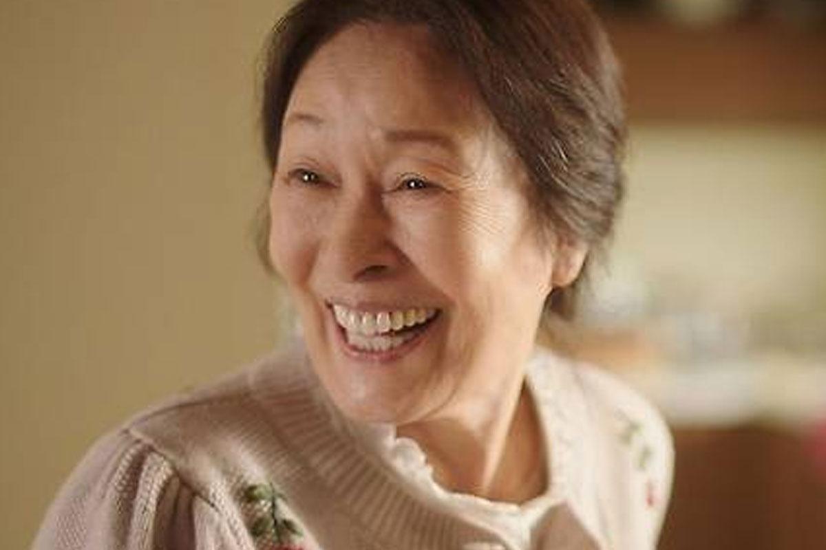 배우 김혜자의  최근 근황에 팬들의 걱정 어린 시선이 쏟아지고 있다.  15일 영화 '여전히 찬란하게' 측이 