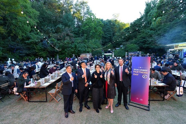미국육류수출협회 '2026 USMEF Partners Day'에서 기념 사진을 촬영하는 주요 관계자 (왼쪽부터 박준일 미국육류수출협회 한국지사장, 진 김 주한미국대사관 농업무역관장, 양지혜 미국육류수출협회 아시아태평양지역 부사장, 켈리 스탱 주한미국대사관 농무참사관, 지크 스피어스 주한미국대사관 선임 농무관) [사진=미국육류수출협회]