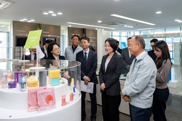 지난 16일 한국콜마 세종공장을 방문한 이소영 중소벤처기업부 장관(앞줄 오른쪽 두 번째)이 최현규 한국콜마 대표이사(앞줄 오른쪽 첫 번째)와 함께 생산시설을 둘러보고 있다 [사진=한국콜마]