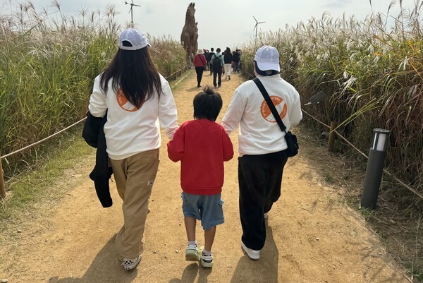 지난 16일 교촌에프앤비 ‘바르고 봉사단’이 서울 마포구 상암동 하늘공원에서 서울구산초등학교·서울방화초등학교 특수학급 학생들과 가을맞이 야외 체험학습을 진행하고 있다 [사진=교촌에프앤비] 
