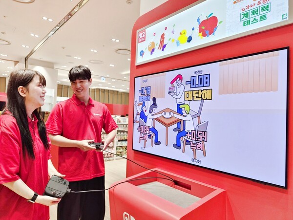 롯데백화점 부산본점 지하 1층 IP전문관 팬덤 스페이스 닌텐도 매장에서 직원들이 게임 체험존을 소개하며 직접 게임을 즐기고 있다 [사진=롯데백화점]