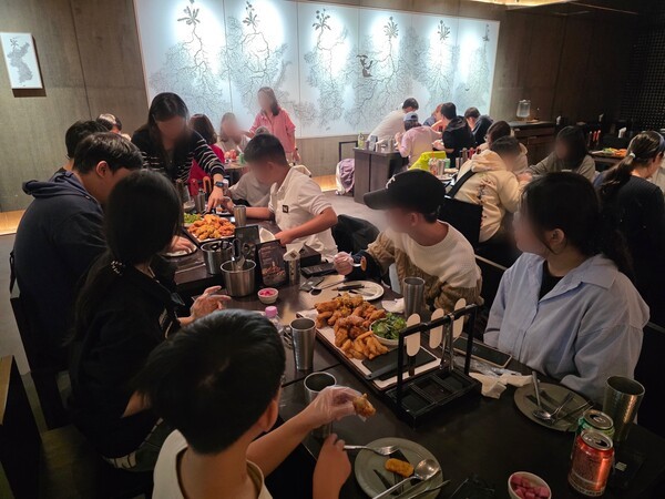 지난 8일 서울 이태원 ‘교촌필방’에서 이주배경 청소년들이 붓으로 교촌치킨에 소스를 바르고 있다 [사진=교촌에프앤비]