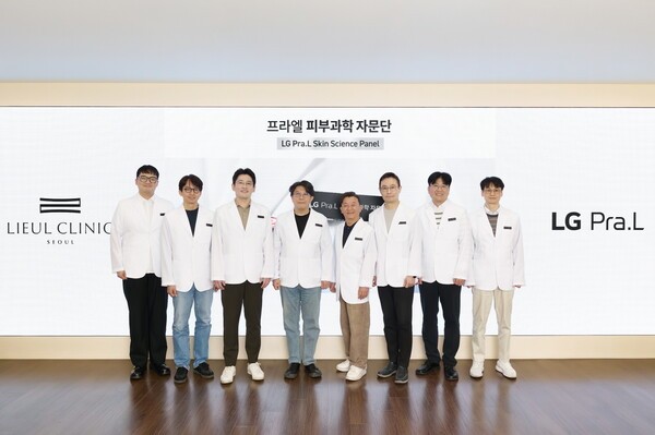 지난 22일 열린 LG 프라엘 피부과학 자문단 연구회에 LG생활건강 연구원들과 의료진이 참석했다 [사진=LG생활건강]