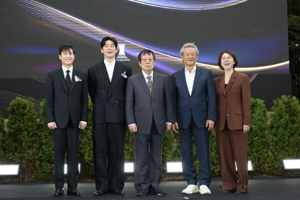 (왼쪽부터) 안필립, 김무열, 이석기, 박근형, 김도영 [사진=아름다운예술인상]