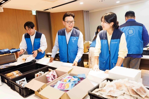 파리크라상이 창립기념일을 앞두고 임직원 사회공헌 활동 '기부 앤 테이크' 행사를 진행했다. 강신봉 파리크라상 대표이사(앞줄 가운데)를 비롯해 임직원 760명이 참여해 기부금을 조성하고, 파리바게뜨 제품 등을 담은 간식 꾸러미 850개를 월드비전에 전달했다 [사진=파리크라상]