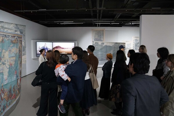주영한국문화원의 현대미술전 '경계 밖의 기록' 큐레이터 투어 장면 [사진=주영한국문화원]