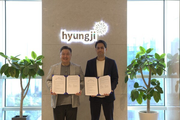 지난 15일 형지엘리트가 스마트태그기업 비온택과 RFID 시스템 도입을 위한 업무협약(MOU)을 체결한 후 최준호 형지엘리트 대표이사(왼쪽)와 티아고 오르타(Thiago Horta) 비온택 대표이사가 기념촬영을 하고 있다 [사진=형지엘리트]