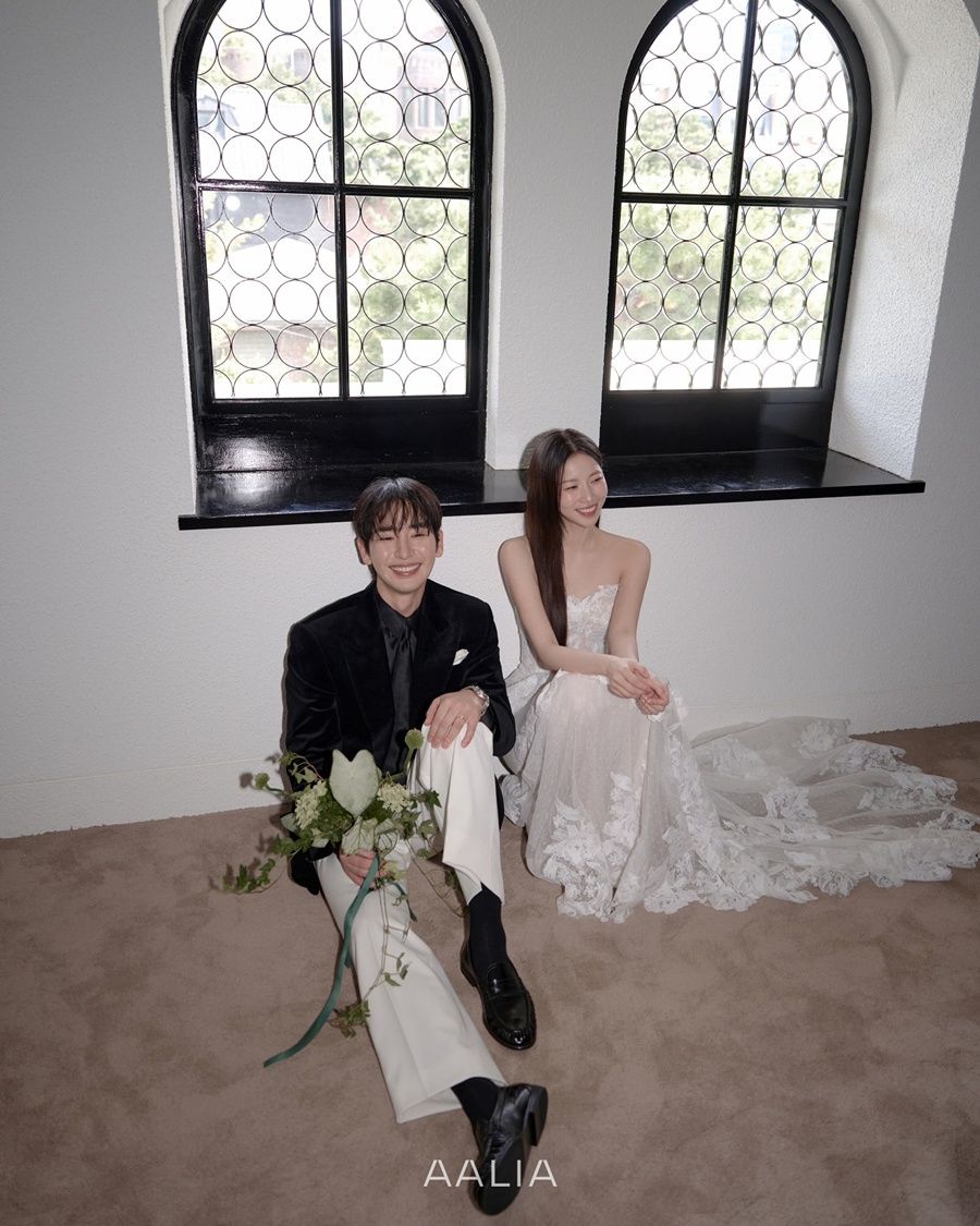 송지호♥김소리, 배우 커플 다운 웨딩화보…박하나도 \