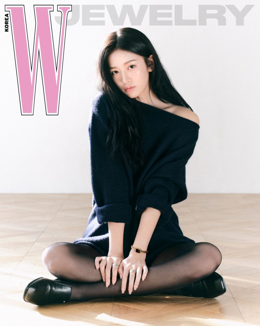 안유진, 점점 더 예뻐지네…과감한 패션에 청초한 매력 [화보]