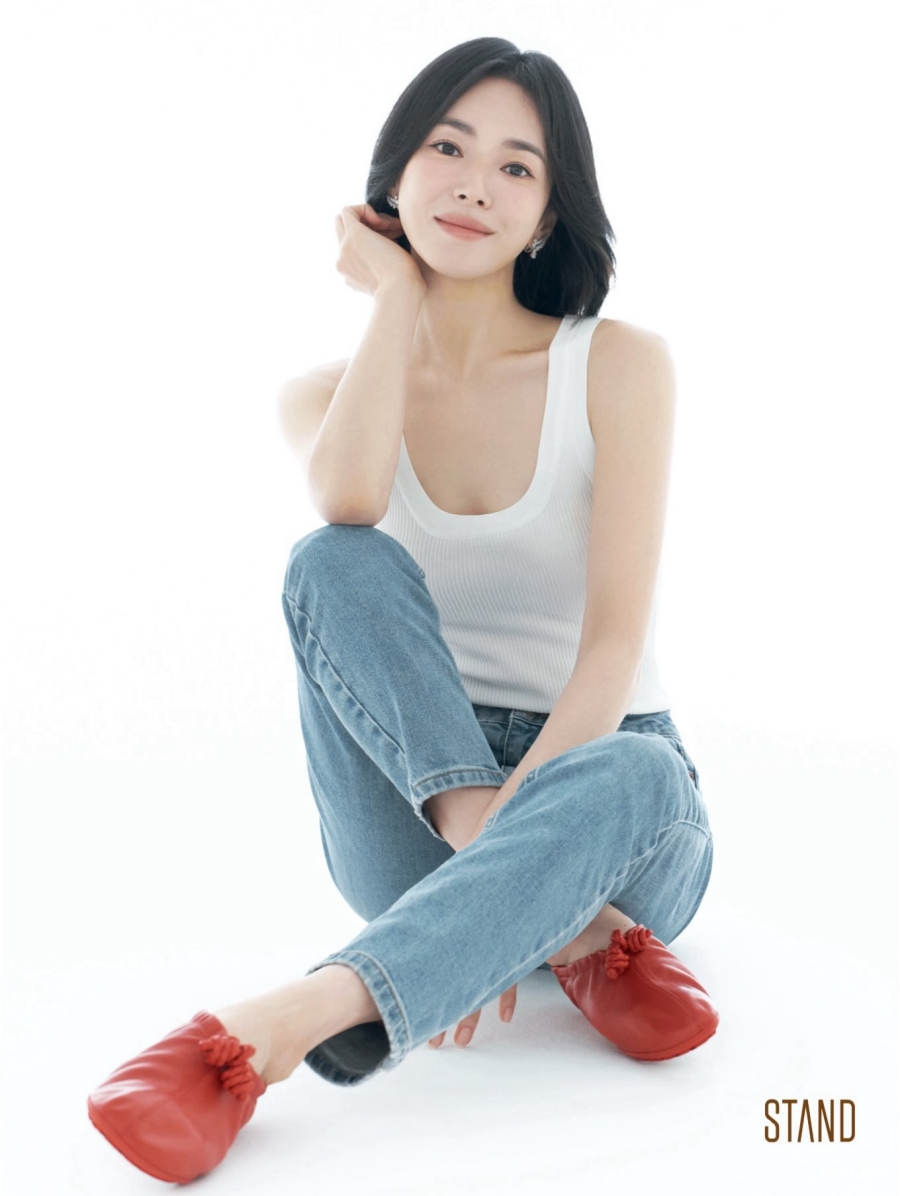 송혜교, 깊은 U넥에 청순글래머 자태…새 출발