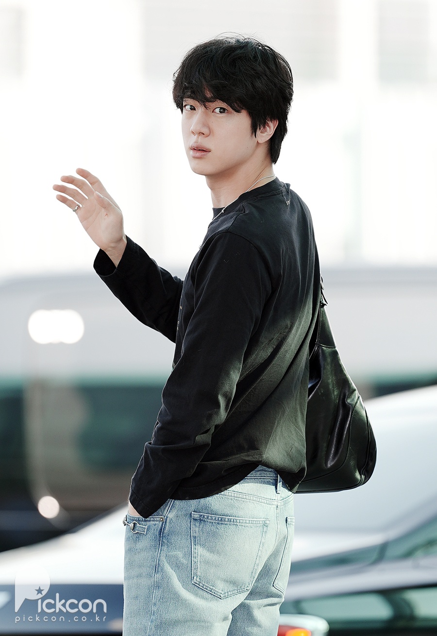 방탄소년단 진, 남다른 막내 사랑…정국 티셔츠 입고 등장 (포토)