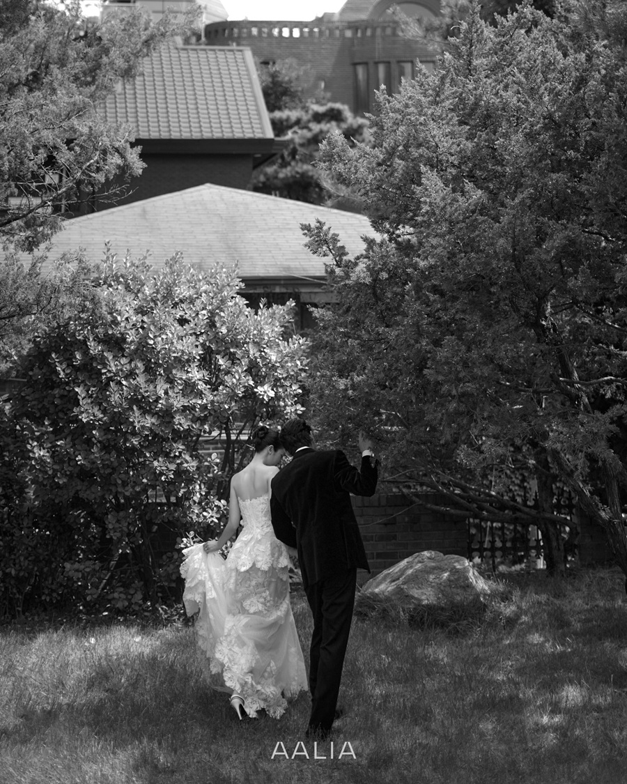 송지호♥김소리, 배우 커플 다운 웨딩화보…박하나도 \