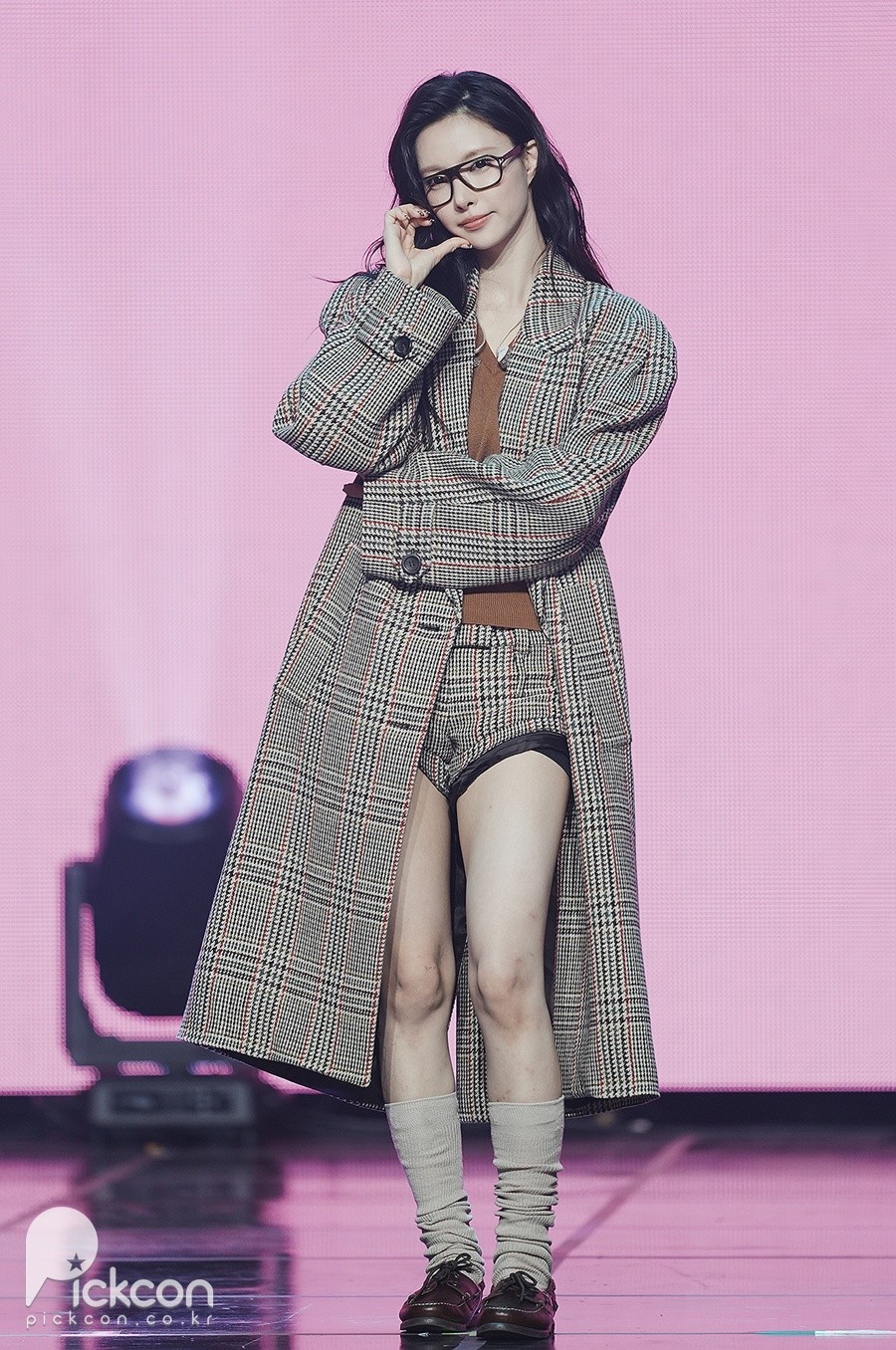 아일릿 윤아, 독특한 프레임 안경도 완벽 소화 (포토)